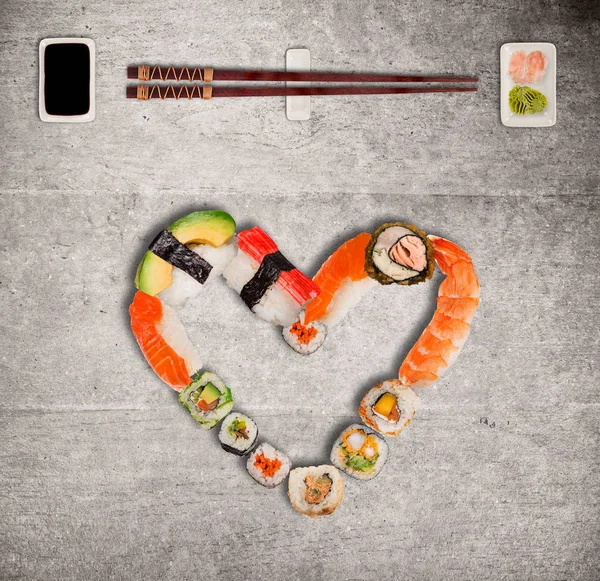 日本传统寿司片制作铭文和心脏符号. — 图库照片