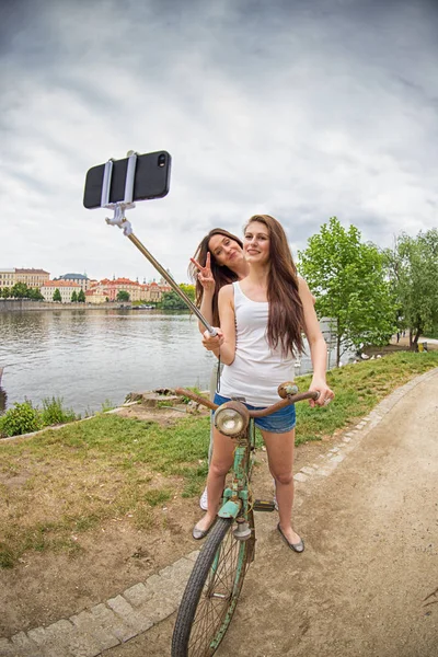 Två vackra tjejer tar en selfie — Stockfoto