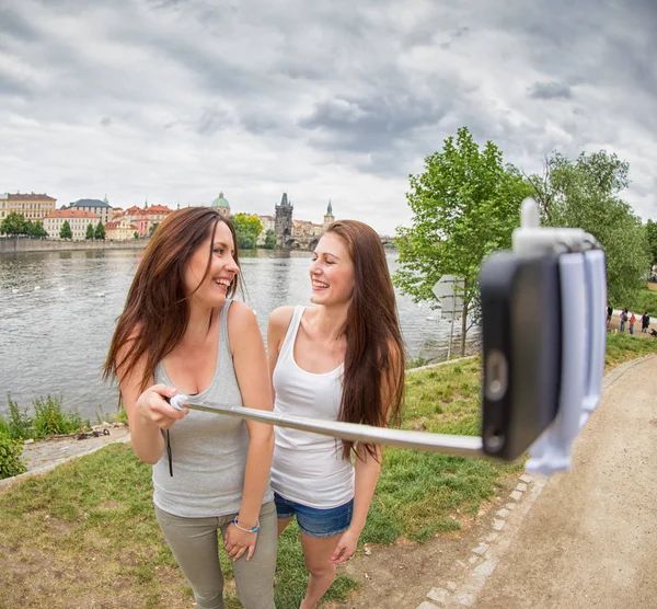 Deux belles filles prenant un selfie — Photo