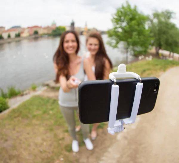 Deux belles filles prenant un selfie — Photo