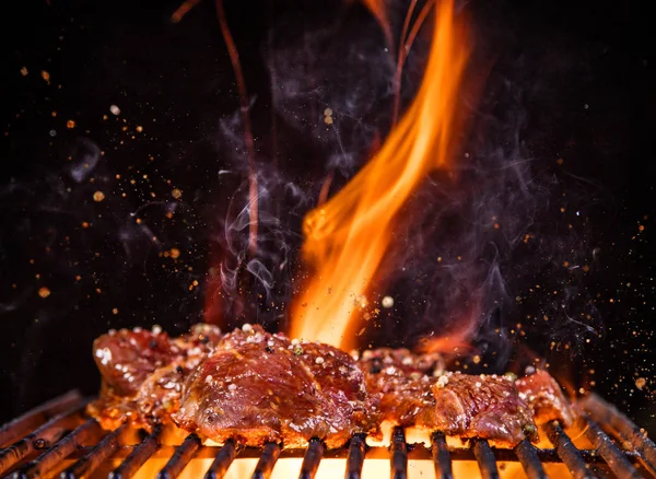 Carne de res en la parrilla con llamas — Foto de Stock