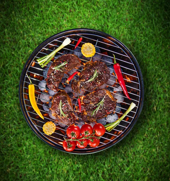 Churrasqueira com bifes de vaca, close-up . — Fotografia de Stock