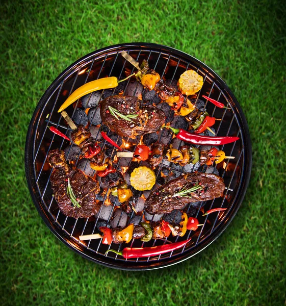 Churrasqueira com bifes de vaca, close-up . — Fotografia de Stock