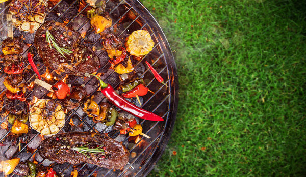 Гриль для барбекю со стейками, крупным планом
.