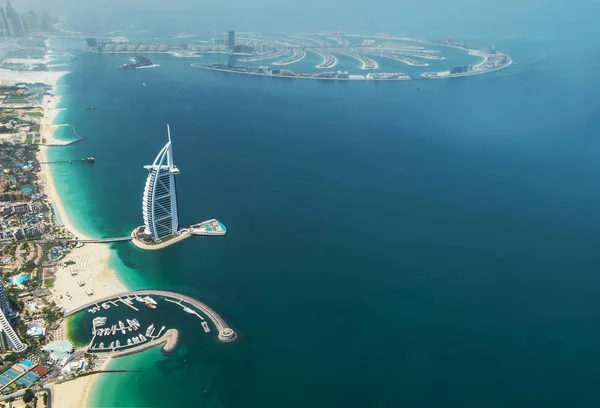 Dubai, Verenigde Arabische Emiraten - 28 mei: Burj Al Arab hotel op mei 28, 2018 in Dubai, Verenigde Arabische Emiraten. Burj Al Arab is een luxe onofficiële 7star hotel, gebouwd op een kunstmatig eiland voor het strand van Jumeirah. Uitzicht vanaf watervliegtuig. — Stockfoto