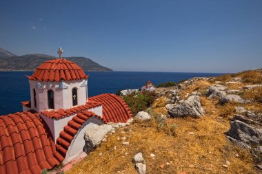 Geleneksel kırmızı çatı Kilisesi Karpathos Adası, Yunanistan