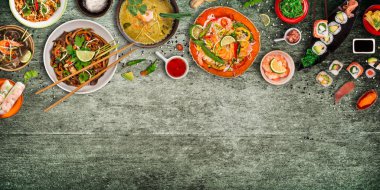 Çeşitli Asya yemek rustik arka plan, üstten görünüm, metin için yer.