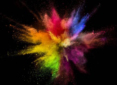 Siyah arka plan üzerine izole renkli toz patlama.