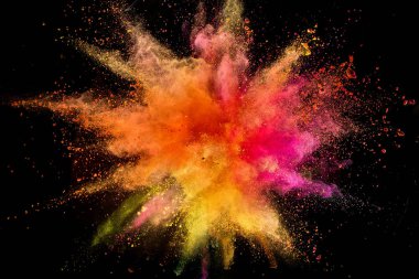 Siyah arka plan üzerine izole renkli toz patlama.