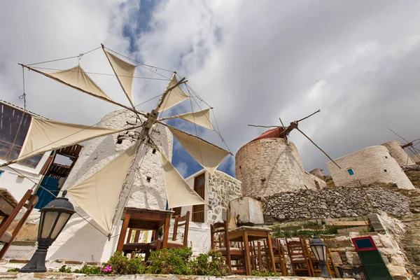Ветряные мельницы в деревне Олимпос, остров Карпатос, Додеканес, Греция — стоковое фото