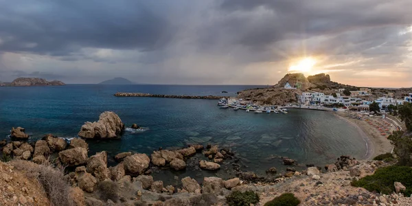 Coucher de soleil dans le port du village Finiki, île grecque Karpathos . — Photo