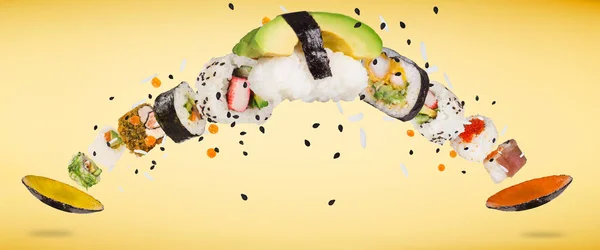 Cijfers van heerlijke Japanse sushi bevroren in de lucht. — Stockfoto