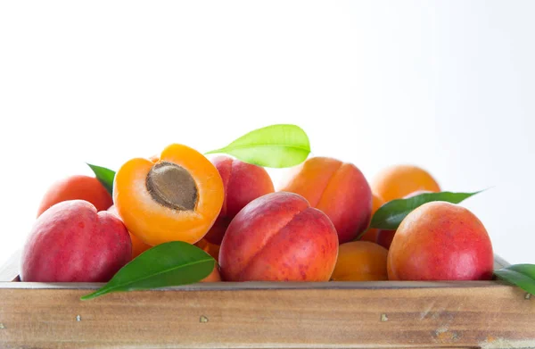 Свіжі абрикоси на білому дерев'яному фоні . — стокове фото