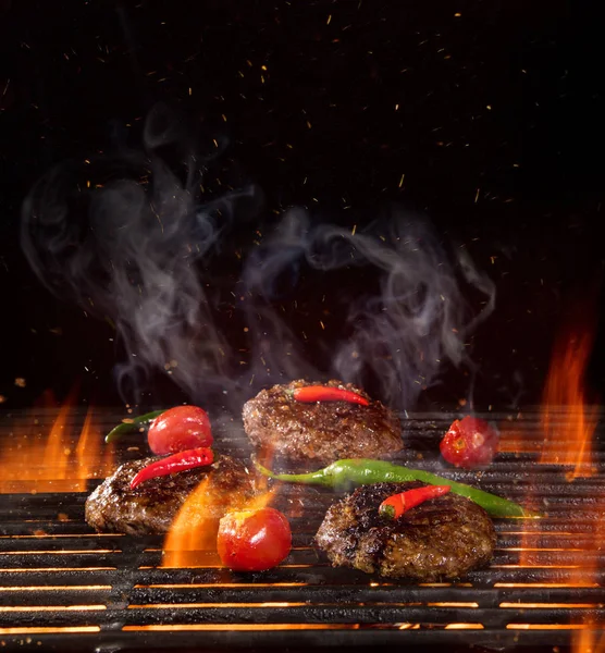Marhahús a grillen lángokkal — Stock Fotó