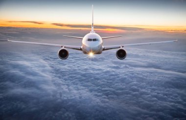 Ticari uçak bulutların üzerinde uçan.