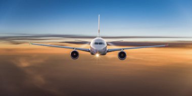 Ticari uçak bulutların üzerinde uçan.