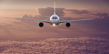 Ticari uçak bulutların üzerinde uçan.