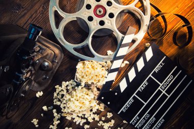 Sinema konsepti vintage film reel patlamış mısır ile.