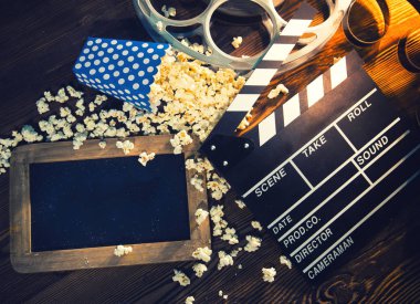 Sinema konsepti vintage film reel patlamış mısır ile.