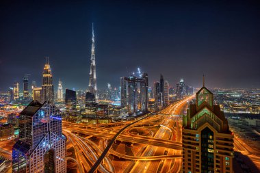 Gün doğumunda Dubai silueti, Birleşik Arap Emirlikleri.