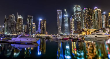 Dubai gökdelenler panorama gece saatlerinde