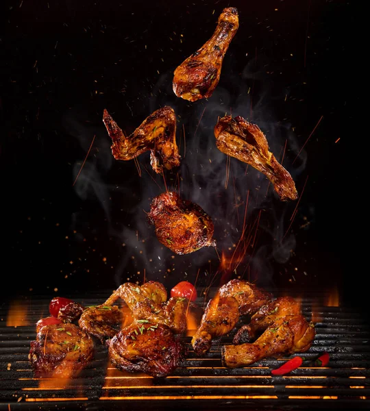 Patas de pollo y alas en la parrilla con llamas — Foto de Stock