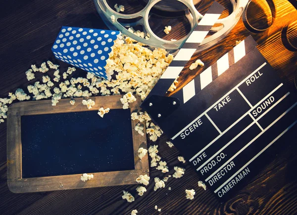 Sinema konsepti vintage film reel patlamış mısır ile.