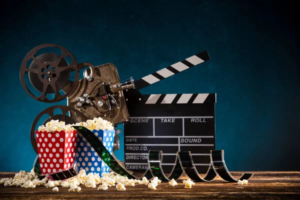 Concetto cinematografico di bobina di film vintage con popcorn . — Foto Stock