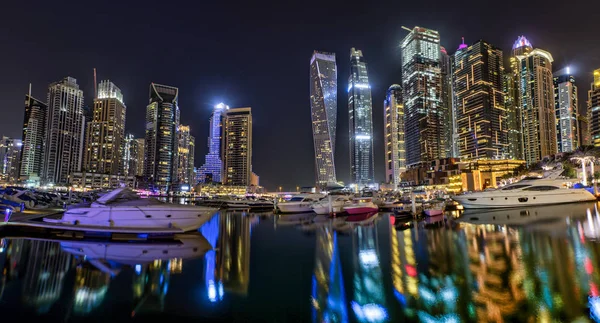 Rascacielos de Dubai panorama durante las horas nocturnas — Foto de Stock