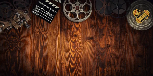 Concetto cinematografico di bobine, clapperboard e proiettore vintage . — Foto Stock