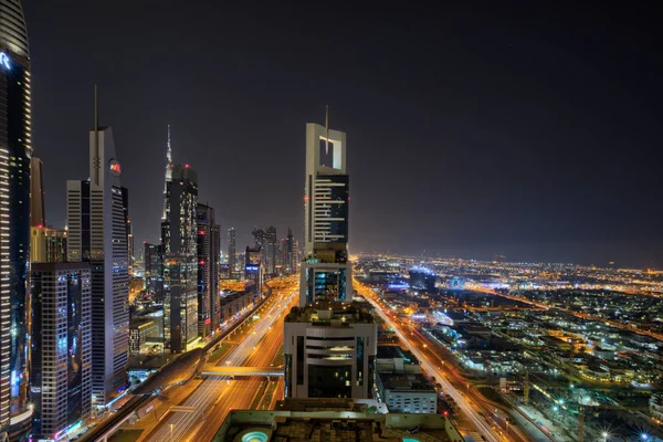 Dubai skyline durante o nascer do sol, Emirados Árabes Unidos . — Fotografia de Stock