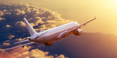 Ticari uçak dramatik bulutların üzerinde uçan.