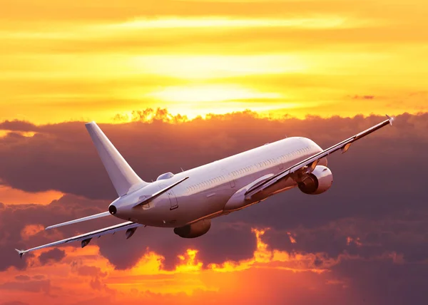 Avião comercial voando acima de nuvens dramáticas . — Fotografia de Stock