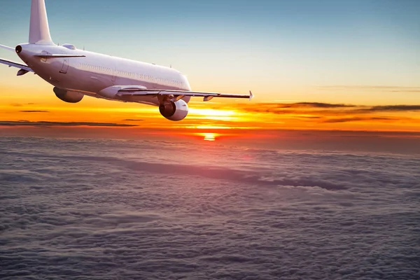 劇的な雲の上を飛んでの民間航空機. — ストック写真