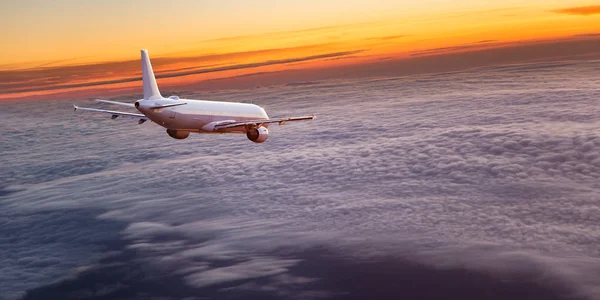 Εμπορικό αεροπλάνο που πετούν πάνω από δραματική σύννεφα. — Φωτογραφία Αρχείου
