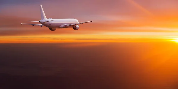 Avión comercial volando sobre nubes dramáticas . — Foto de Stock