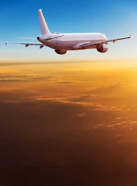 Avión comercial volando sobre nubes dramáticas . — Foto de Stock