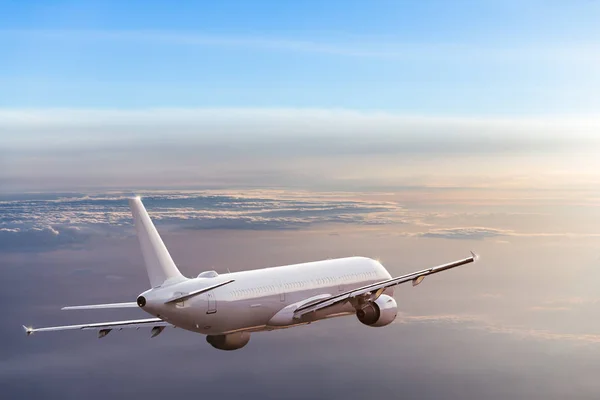 Ticari uçak dramatik bulutların üzerinde uçan. — Stok fotoğraf