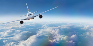 Ticari uçak dramatik bulutların üzerinde uçan.