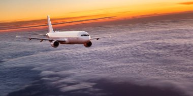 Ticari uçak dramatik bulutların üzerinde uçan.