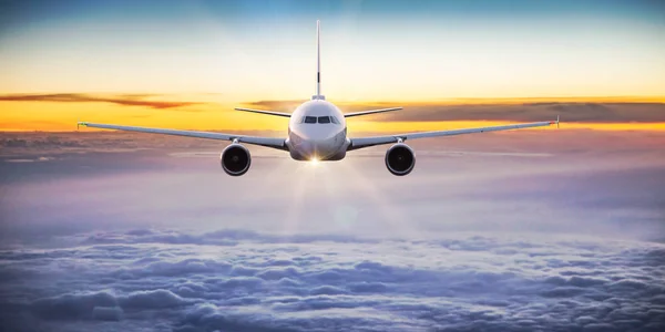 Avión comercial volando sobre nubes dramáticas . — Foto de Stock