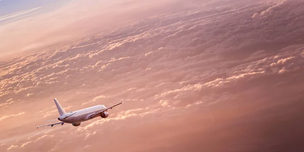 Avión comercial volando sobre nubes dramáticas . — Foto de Stock