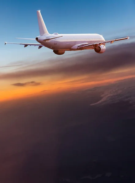 Avión comercial volando sobre nubes dramáticas . —  Fotos de Stock