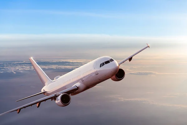 Ticari uçak dramatik bulutların üzerinde uçan. — Stok fotoğraf