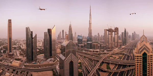 Avião comercial voando acima da cidade moderna . — Fotografia de Stock