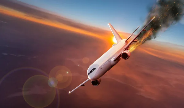 Airplane with engine on fire, concept of aerial disaster. — Stock Photo, Image