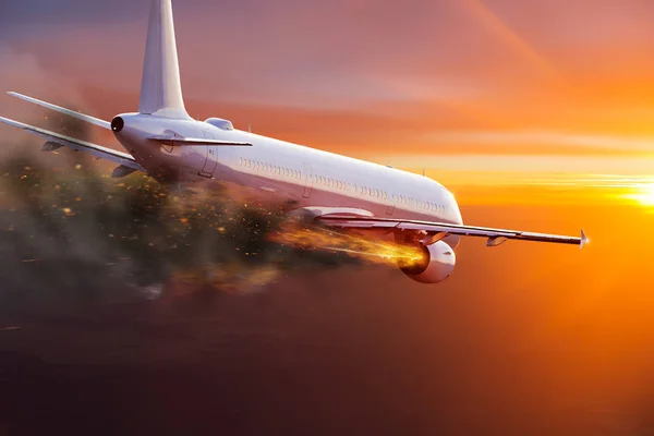 Avión con motor en llamas, concepto de desastre aéreo . — Foto de Stock