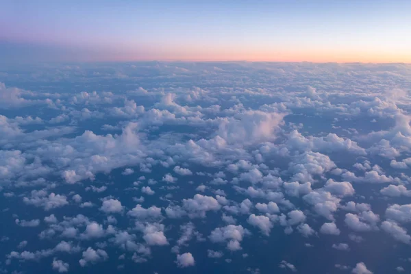 Sonnenuntergang Himmel aus dem Flugzeugfenster — Stockfoto