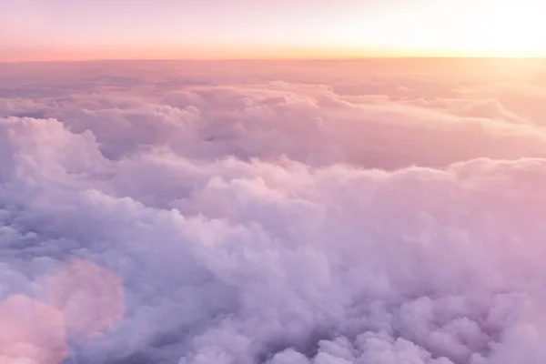 Закат неба из окна самолета — стоковое фото