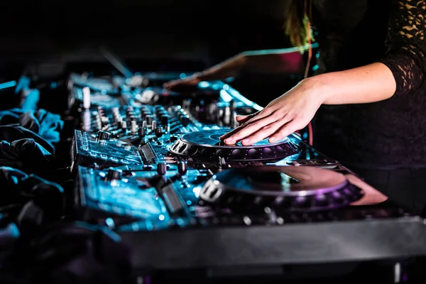Dj mixes the track in the nightclub at a party — Stock Photo, Image